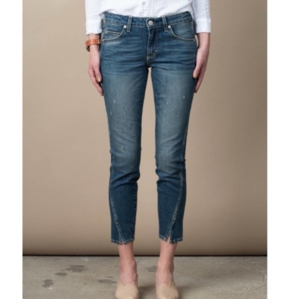 AMO Twist Dive Bar Cropped Blue Jeans 25